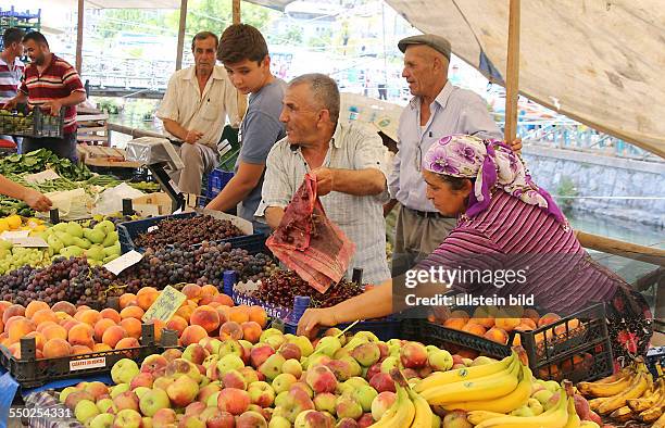 Türkei Lykische Küste Fethiye, Händler beim Verkauf von Obst und Gemüse auf dem Wochenmarkt