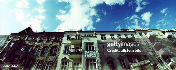 Mit Deutschlandfahne geschmücktes Fenster eines Berliner Wohnhauses im Stadtbezirk Pankow anlässlich der UEFA Fußball-Europameisterschaft 2012