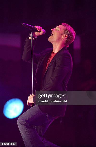 Sänger Ronan Keating während seines Konzertes anlässlich des Eröffnung der FIFA Fanmeile vor dem Brandenburger Tor in Berlin