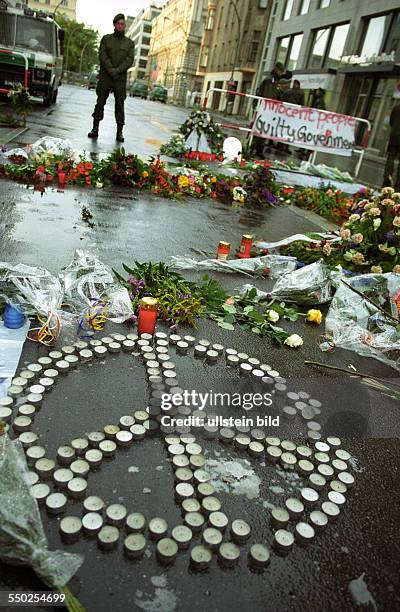 Kerzen aufgereiht zum Friedenssymbol vor der US-Botschaft in Berlin nach den Terroranschlägen in den USA