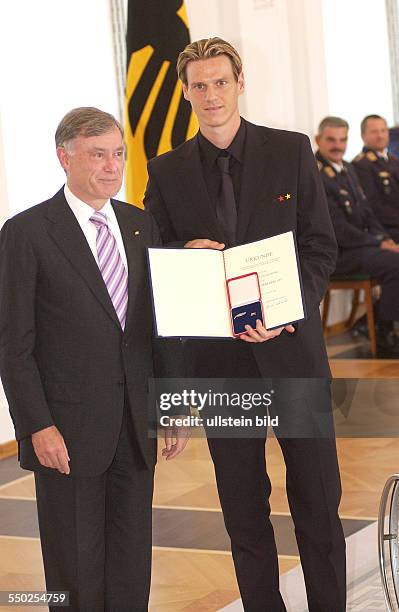 Fußballspieler Tim Borowski , und Bundespräsident Horst Köhler anlässlich der Auszeichnung der Spieler der deutschen Nußballnationalmannschaft mit...