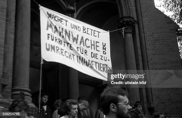 Ostberlin - Mahnwache für die zu Unrecht inhaftierten in der DDR an der Gethsemanekirche in Berlin-Prenzlauer Berg