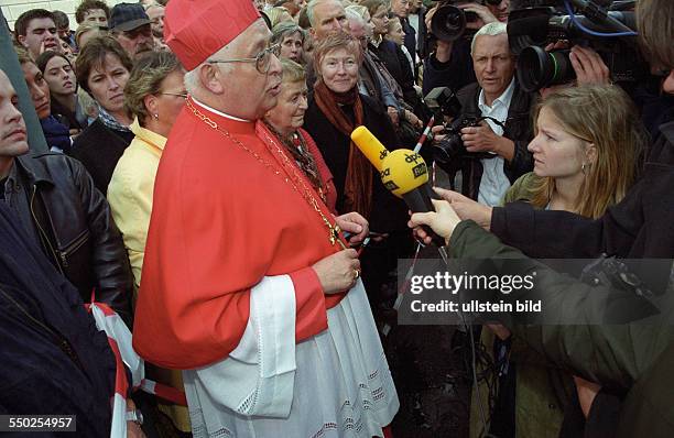 Georg Kardinal Sterzinsky vor der St. Hedwigs Kathedrale anlässlich des Trauergottesdienstes für die Opfer der Terroranschläge vom 11. September 2001...