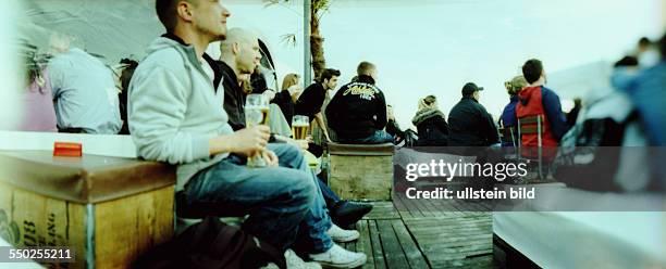 Lomografie - Public Viewing in der Strandbar -Deck 5- auf dem Dach des Parkhauses der Schönhauser Allee Arcaden des Fußballspieles Deutschland -...