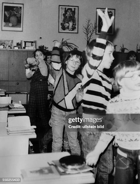 Public school in East Berlin, pupils during lesson at the 6th Polytechnical school Karl Friedrich Schinkel in Berlin Prenzlauer Berg