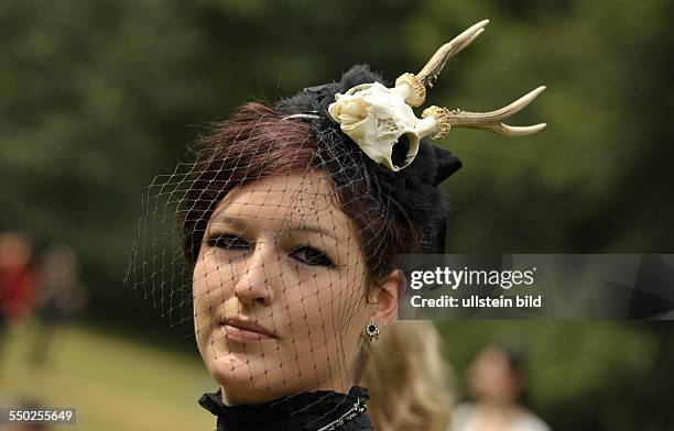 Besucher während es Vicktorianischen Picknicks auf dem 20. Wave-Gotik-Treffen in Leipzig