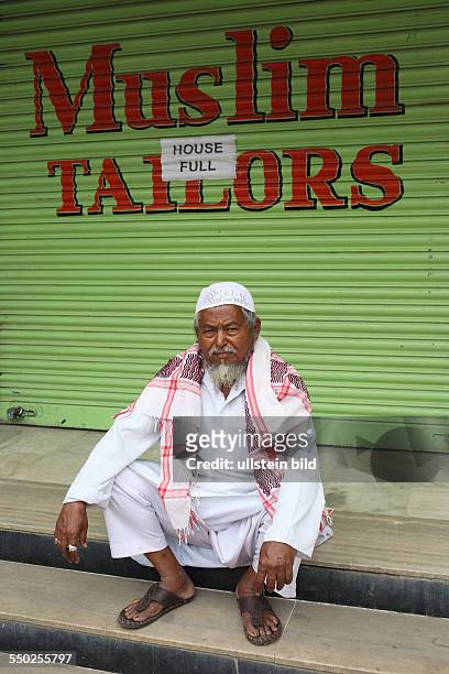 Hyderabad Mann vor einem Geschäft