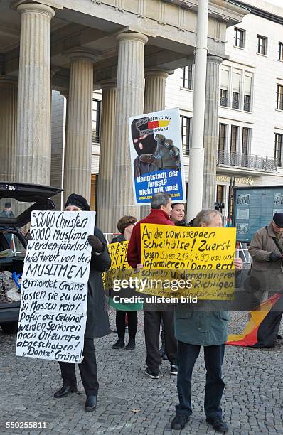 Anhänger des rechspopulistischen Partei Pro Deutschland demonstrieren am Bandenburger Tor in Berlin gegen Asylbetrug anlässlich des dort seit Wochen...