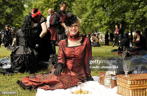 Besucher während des Viktorianischen Picknicks auf dem 20. Wave-Gotik-Treffen in Leipzig