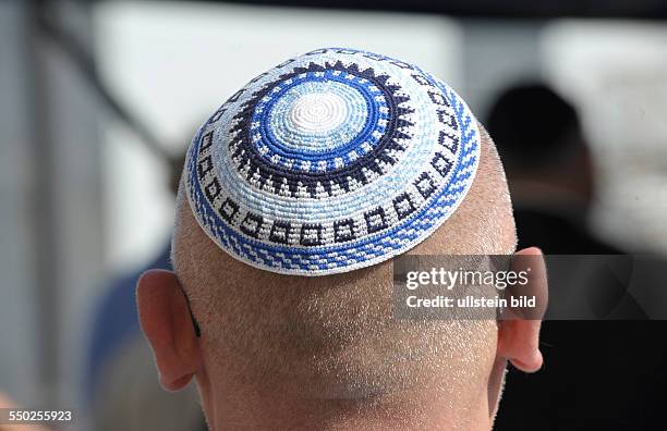 Demonstrant mit Kippa anlässlich der gemeinsamen Kundgebung von Juden und Musilimen unter dem Motto Gegen Vorurteile und Ängste gegen das...