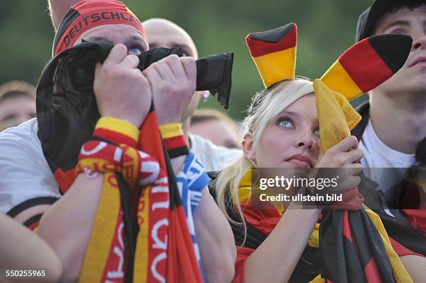 Fassungslose deutsche Fußballfans anlässlich eines Gegentores der italienischen Mannschaft während Halbfinalspiels Deutschland-Italien anlässlich der...