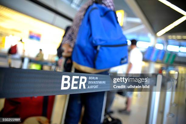 Flughafen Berlin-Tegel - Absperrband mit dem BER-Logo des neuen Flughafens beim Ckeck-In