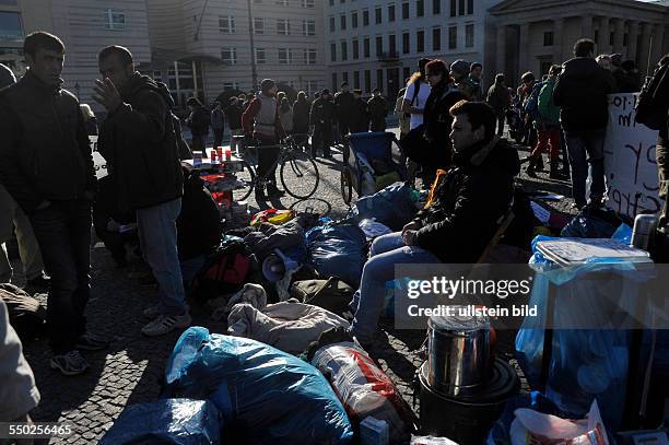 Asylsuchende protestieren mit einem Hungerstreik vor dem Brandenburger Tor in Berlin gegen ihre drohende Abschiebung, gegen die Residenzpficht, für...