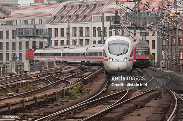 Ein Intercity-Express auf der Stadtbahn zwischen den Bahnhöfen Friedrichstraße und Hackescher Markt in Berlin-Mitte. Die kurvenreiche Strecke der...