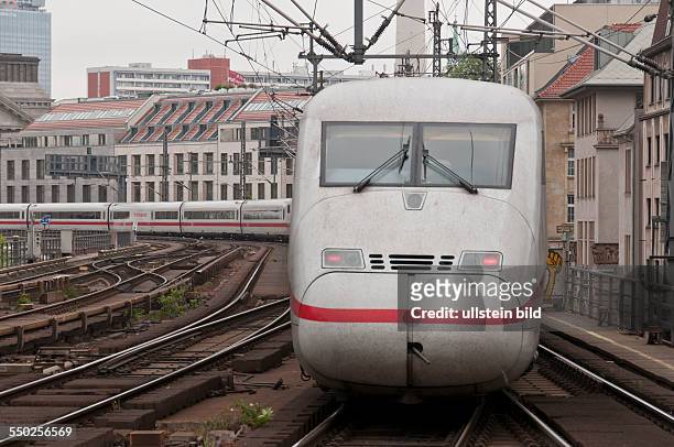 Ein Intercity-Express auf der Stadtbahn zwischen den Bahnhöfen Friedrichstraße und Hackescher Markt in Berlin-Mitte. Die kurvenreiche Strecke der...