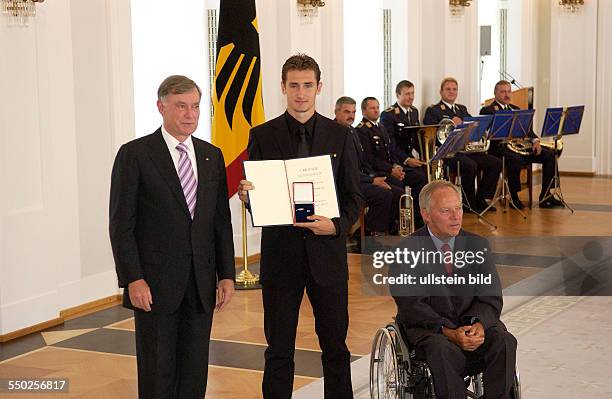 Fußballspieler Miroslav Klose , Bundespräsident Horst Köhler und Bundesinnenminister Wolfgang Schäuble anlässlich der Auszeichnung der Spieler der...