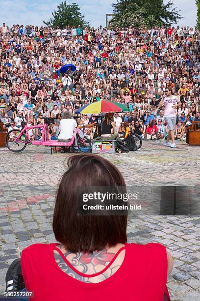 Deutschland, Berlin, Karaoke Konzert im Amphithetaer im Mauerpark, Zuschauer, Publikum, Frau mit Tattoo