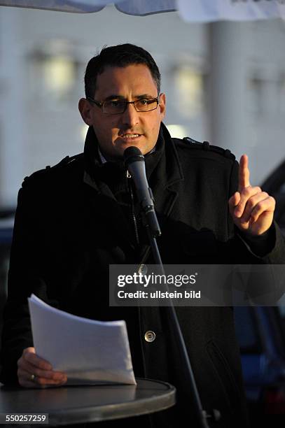 Lars Seidensticker spricht anlässlich einer Demonstration am Brandenburger Tor in Berlin gegen Asylbetrug anlässlich des dort seit Wochen bestehenden...