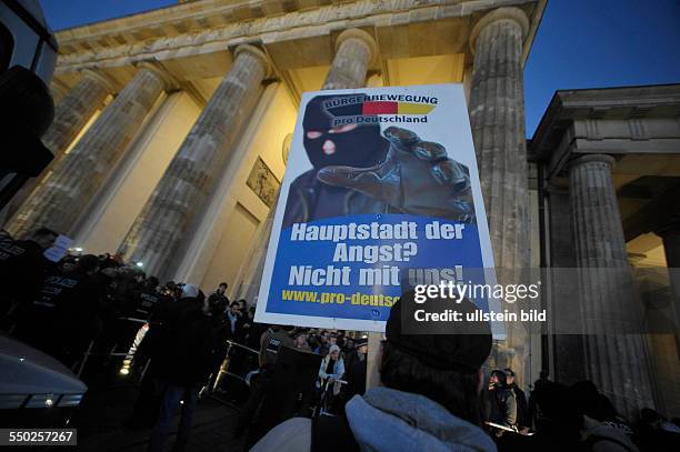 Anhänger des rechspopulistischen Partei Pro Deutschland demonstrieren am Randenburger Tor in Berlin gegen Asylbetrug anlässlich des dort seit Wochen...