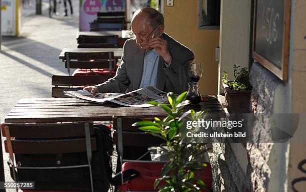 Zeitungsleser auf der Danziger Strasse in Berlin-Prenzlauer Berg