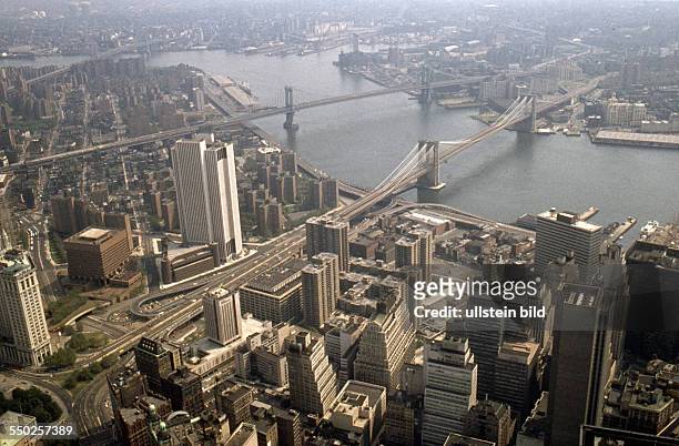 Ca. 1977, New York, East River, rechts Brooklyn Bridge - links Manhatten Bridge