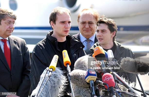 Ex-Geiseln Thomas Nitzschke und Rene Bräunlich , Reinhard Silberberg und Bernd Erbel bei einem Pressestatement anlässlich ihrer Ankunft auf dem...