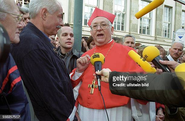 Georg Kardinal Sterzinsky vor der St. Hedwigs Kathedrale anlässlich des Trauergottesdienstes für die Opfer der Terroranschläge vom 11. September 2001...