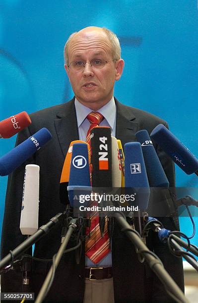 Volker Kauder anlässlich einer Pressekonferenz zur Vorstellung des CDU Online Wahlkampfportals