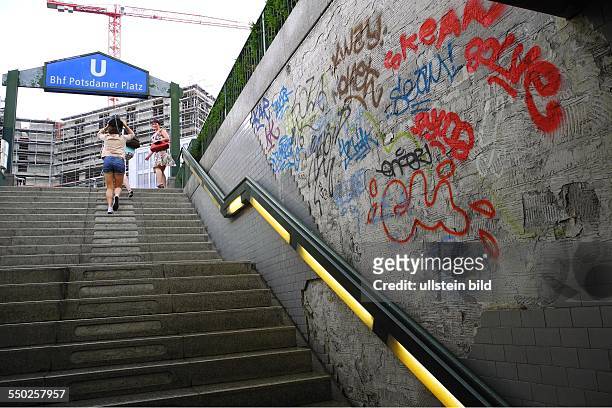 Berlin, U-Bahn, Graffiti am Ausgang Potsdamer Platz in Richtung Leipziger Platz
