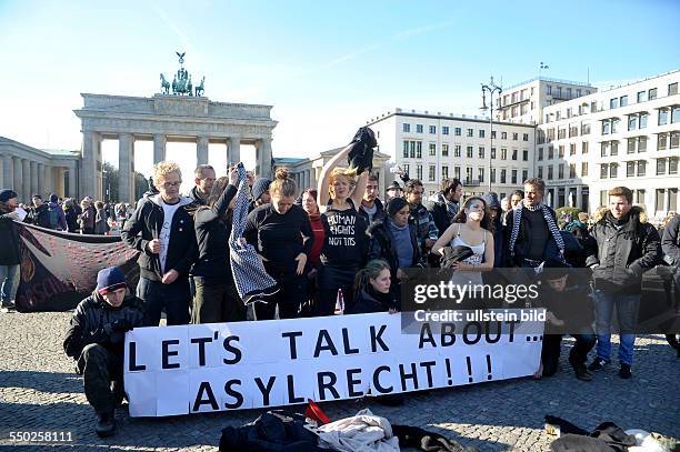 Asylsuchende protestieren mit einem Hungerstreik vor dem Brandenburger Tor in Berlin gegen ihre drohende Abschiebung, gegen die Residenzpficht, für...