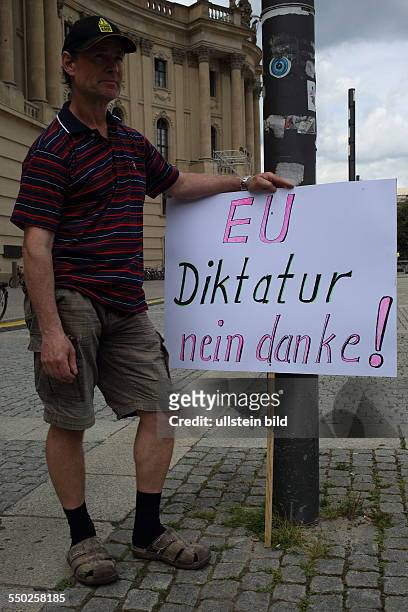 Berlin Demonstration gegen die Preisverleihung an Draghi, am Bebelplatz