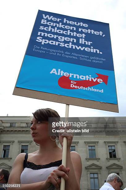 Berlin Demonstration gegen die Preisverleihung an Draghi, am bebelplatz