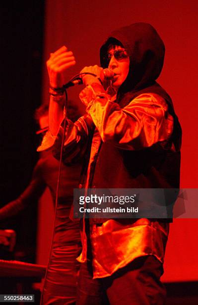 Sänger Alan Vega während eines Konzertes in Berlin