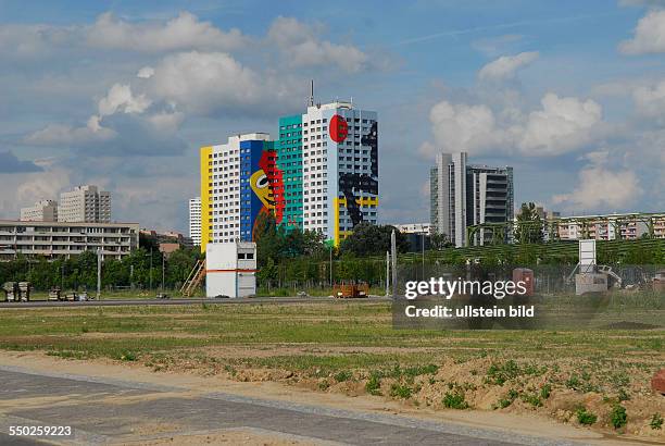 Bunte Hochhäuser hinter einem Baugrundstück in Berlin-Friedrichshain