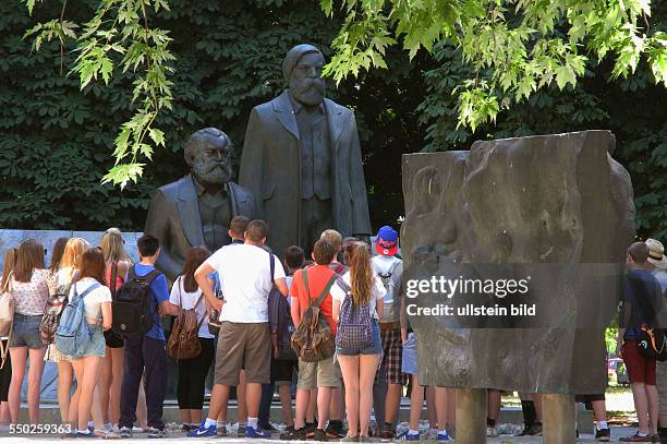 Das Marx-Engels-Forum ist nach wie vor fuer Berlin-Touristen ein Besuchermagnet