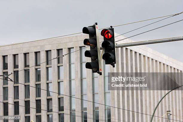 Die Zentrale des Bundesnachrichtendienstes in Berlin, rote Ampel