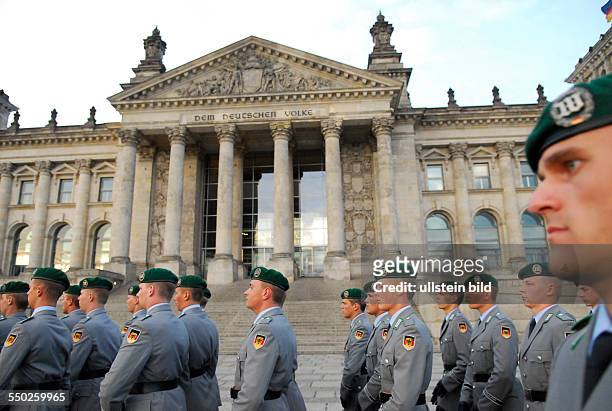 Feierliches Gelöbnis von Rekruten der Bundeswehr vor dem Reichstagsgebäude in Berlin