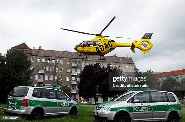 Rettungshubschrauber Christoph 31 während eines Einsatzes in Berlin-Prenzlauer Berg