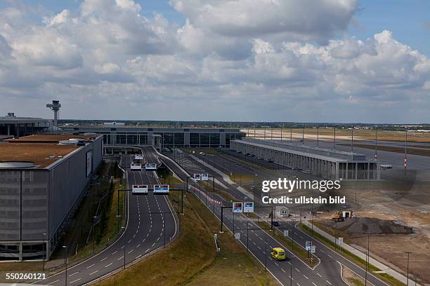 Flughafen Baustelle Flughafen Berlin Brandenburg Willy Brandt, Blick vom Infotower auf den Flughafen, Terminal, Parkhaus, Zufahrtsstraßen, Tower,...