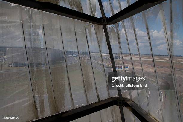 Flughafen Baustelle Flughafen Berlin Brandenburg Willy Brandt, Seine besten Jahre hat der infotower hinter sich, die Plane, Wand, Folie ist verdreckt...