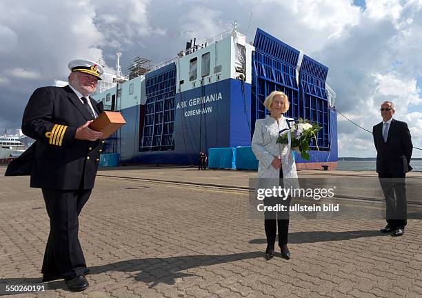 Die Taufpatin Bundesministerin fuer Bildung und Forschung Johanna Wanka steht zwischen Kapitaen Henrik Hessellund und dem Executive Vice President...