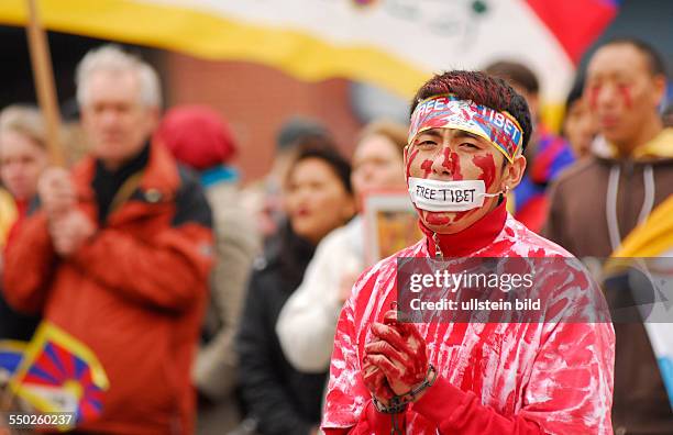 Exil-Tibeter demonstrieren vor der chinesischen Botschaft in Berlin anlässlich des 50. Jahrestages vom Volksaufstand in Tibet