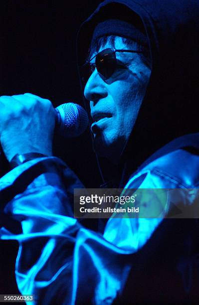 Sänger Alan Vega während eines Konzertes in Berlin