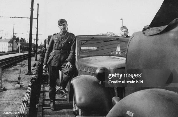 Soldaten der Wehrmacht auf Motorrädern in Frankreich - Normandie um 1940 *Aufnahmedatum geschätzt, Orte unbekannt*