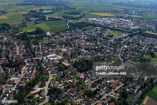 Manching, ein Markt im Landkreis Pfaffenhofen an der Ilm, besitzt mit der EADS-Zentrale auf dem Flugfeld Manching den größten Arbeitgeber .