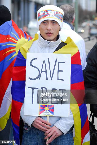 Exil-Tibeter bei einer Demonstration gegen das Vorgehen chinesischer Sicherheitskräfte im besetzten Tibet vor der chinesischen Botschaft in Berlin