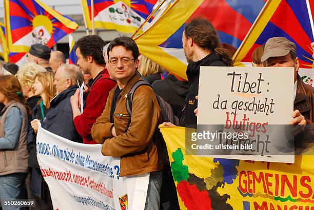 Tibeter und Unterstützer demonstrieren für ein unabhängiges Tibet vor der chinesischen Botschaft in Berlin während des Tibet-Aktionstages anlässlich...