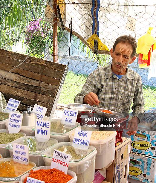 Türkei Lykische Küste Fethiye Gemüsemarkt; Händler wiegt Gewürze ab