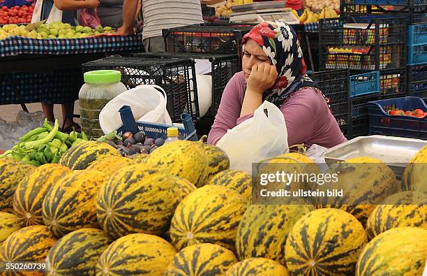 Türkei Lykische Küste Fethiye Gemüsemarkt Verkauf von Obst und Gemüse auf dem Wochenmarkt, Händlerin verkauft Melonen