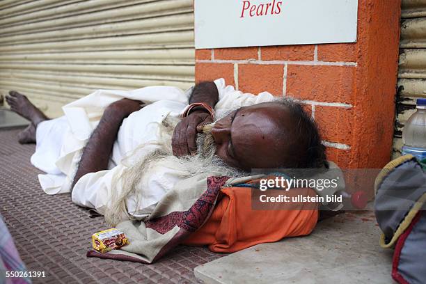 Hyderabad Sadhu schläft vor einem geschlossenen Schmuckgeschäft